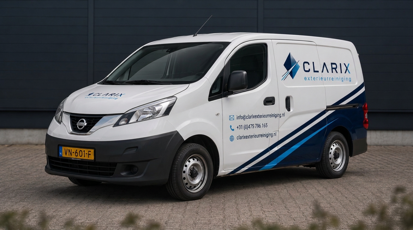 Bedrijfsbus van Clarix Exterieurreiniging met bestickering